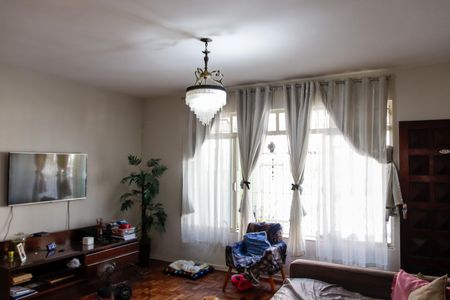 Casa à venda com 273m², 4 quartos e 2 vagas Casa à venda com 273m², 4 quartos e 2 vagasSala