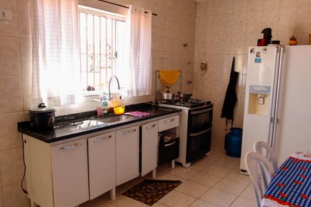 Casa à venda com 273m², 4 quartos e 2 vagas Casa à venda com 273m², 4 quartos e 2 vagasCozinha