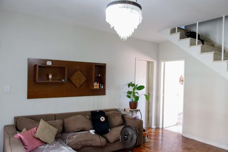 Casa à venda com 273m², 4 quartos e 2 vagas Casa à venda com 273m², 4 quartos e 2 vagasSala