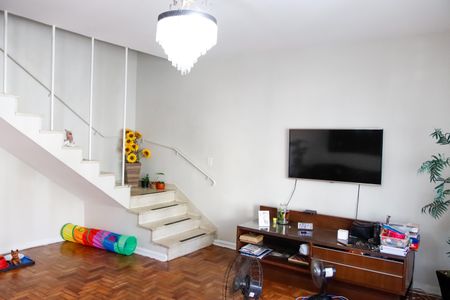 Casa à venda com 273m², 4 quartos e 2 vagas Casa à venda com 273m², 4 quartos e 2 vagasSala