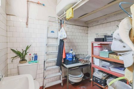 Casa à venda com 126m², 2 quartos e 2 vagas Casa à venda com 126m², 2 quartos e 2 vagasBanheiro Lavanderia