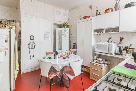 Casa à venda com 126m², 2 quartos e 2 vagas Casa à venda com 126m², 2 quartos e 2 vagasCozinha