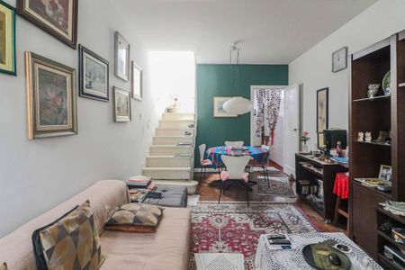 Casa à venda com 126m², 2 quartos e 2 vagas Casa à venda com 126m², 2 quartos e 2 vagasSala