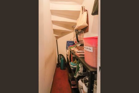 Casa à venda com 126m², 2 quartos e 2 vagas Casa à venda com 126m², 2 quartos e 2 vagasArmario Escadas