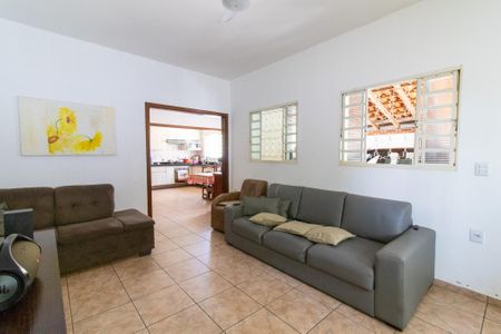 Casa à venda com 180m², 3 quartos e 2 vagas Casa à venda com 180m², 3 quartos e 2 vagasSala