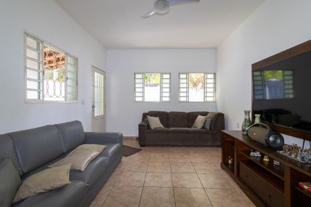 Casa à venda com 180m², 3 quartos e 2 vagas Casa à venda com 180m², 3 quartos e 2 vagasSala