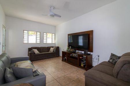Casa à venda com 180m², 3 quartos e 2 vagas Casa à venda com 180m², 3 quartos e 2 vagasSala