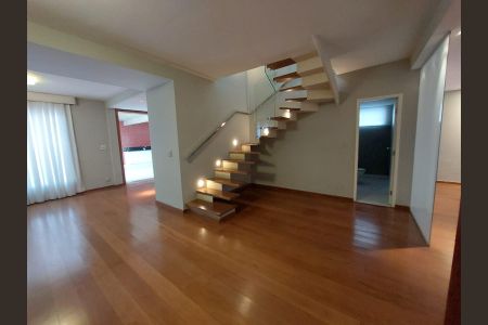 Casa para alugar com 350m², 4 quartos e 3 vagas Casa para alugar com 350m², 4 quartos e 3 vagasescada