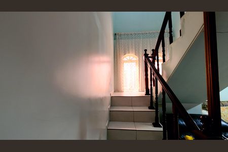 Casa à venda com 250m², 4 quartos e 3 vagas Casa à venda com 250m², 4 quartos e 3 vagasEscada