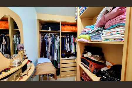 Casa à venda com 250m², 4 quartos e 3 vagas Casa à venda com 250m², 4 quartos e 3 vagasCloset da suíte