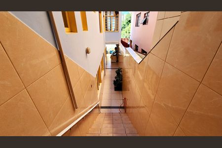 Casa à venda com 250m², 4 quartos e 3 vagas Casa à venda com 250m², 4 quartos e 3 vagasEscada