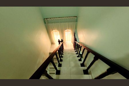 Casa à venda com 250m², 4 quartos e 3 vagas Casa à venda com 250m², 4 quartos e 3 vagasEscada