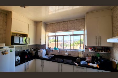 Casa à venda com 250m², 4 quartos e 3 vagas Casa à venda com 250m², 4 quartos e 3 vagasCozinha