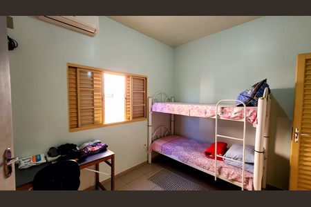 Casa à venda com 250m², 4 quartos e 3 vagas Casa à venda com 250m², 4 quartos e 3 vagasQuarto 4
