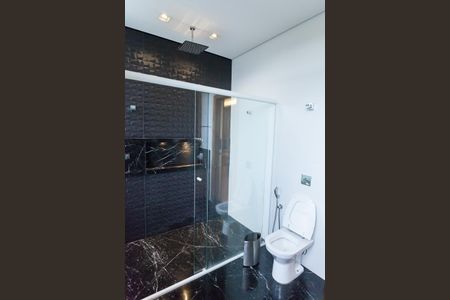 Casa de condomínio à venda com 710m², 5 quartos e 6 vagas Casa de condomínio à venda com 710m², 5 quartos e 6 vagasBanheiro da Suíte 5