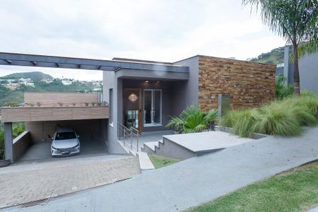 Casa de condomínio à venda com 710m², 5 quartos e 6 vagas Casa de condomínio à venda com 710m², 5 quartos e 6 vagasFachada