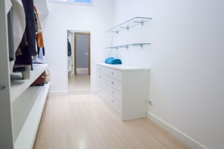 Casa de condomínio à venda com 710m², 5 quartos e 6 vagas Casa de condomínio à venda com 710m², 5 quartos e 6 vagasCloset suíte 4