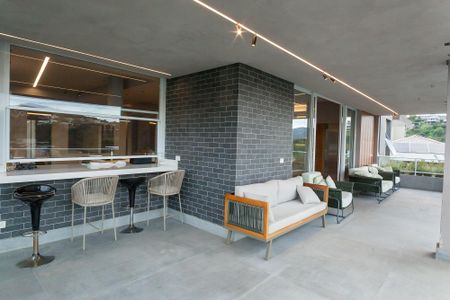 Casa de condomínio à venda com 710m², 5 quartos e 6 vagas Casa de condomínio à venda com 710m², 5 quartos e 6 vagasVaranda da Sala