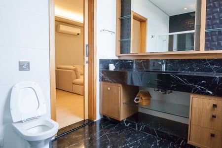 Casa de condomínio à venda com 710m², 5 quartos e 6 vagas Casa de condomínio à venda com 710m², 5 quartos e 6 vagasBanheiro da Suíte 5