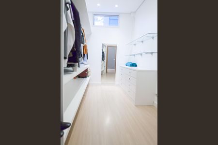 Casa de condomínio à venda com 710m², 5 quartos e 6 vagas Casa de condomínio à venda com 710m², 5 quartos e 6 vagasCloset suíte 4