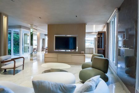 Casa de condomínio à venda com 710m², 5 quartos e 6 vagas Casa de condomínio à venda com 710m², 5 quartos e 6 vagasSala de TV