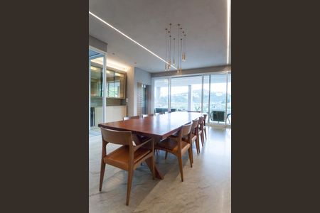 Casa de condomínio à venda com 710m², 5 quartos e 6 vagas Casa de condomínio à venda com 710m², 5 quartos e 6 vagasCopa