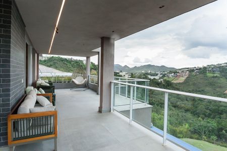 Casa de condomínio à venda com 710m², 5 quartos e 6 vagas Casa de condomínio à venda com 710m², 5 quartos e 6 vagasVaranda da Sala