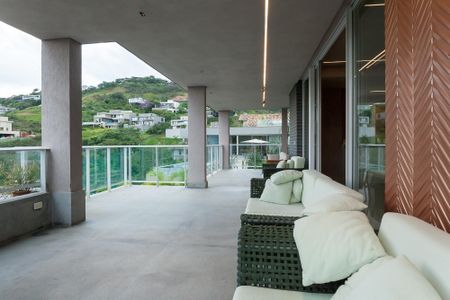 Casa de condomínio à venda com 710m², 5 quartos e 6 vagas Casa de condomínio à venda com 710m², 5 quartos e 6 vagasVaranda da Sala