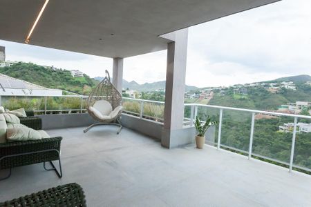 Casa de condomínio à venda com 710m², 5 quartos e 6 vagas Casa de condomínio à venda com 710m², 5 quartos e 6 vagasVaranda da Sala