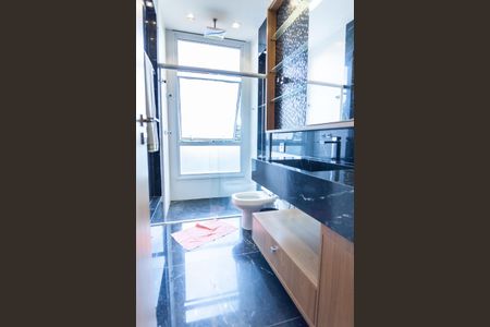 Casa de condomínio à venda com 710m², 5 quartos e 6 vagas Casa de condomínio à venda com 710m², 5 quartos e 6 vagasBanheiro Suíte 3