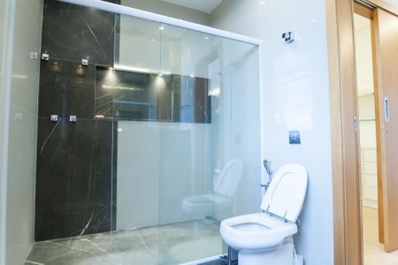 Casa de condomínio à venda com 710m², 5 quartos e 6 vagas Casa de condomínio à venda com 710m², 5 quartos e 6 vagasBanheiro Suíte 2