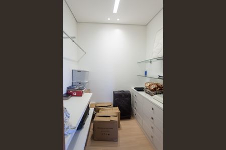 Casa de condomínio à venda com 710m², 5 quartos e 6 vagas Casa de condomínio à venda com 710m², 5 quartos e 6 vagasCloset suíte 3