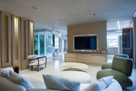 Casa de condomínio à venda com 710m², 5 quartos e 6 vagas Casa de condomínio à venda com 710m², 5 quartos e 6 vagasSala de TV