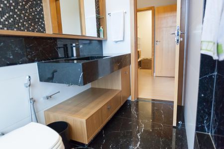 Casa de condomínio à venda com 710m², 5 quartos e 6 vagas Casa de condomínio à venda com 710m², 5 quartos e 6 vagasBanheiro Suíte 3