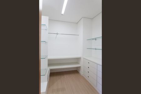 Casa de condomínio à venda com 710m², 5 quartos e 6 vagas Casa de condomínio à venda com 710m², 5 quartos e 6 vagasCloset da suíte 5