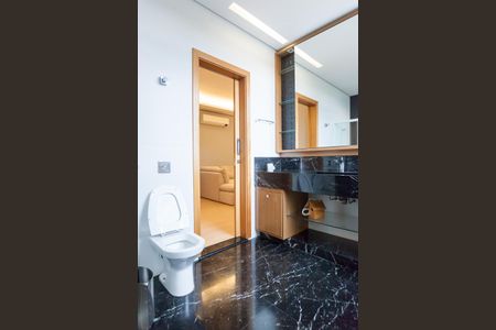 Casa de condomínio à venda com 710m², 5 quartos e 6 vagas Casa de condomínio à venda com 710m², 5 quartos e 6 vagasBanheiro da Suíte 5