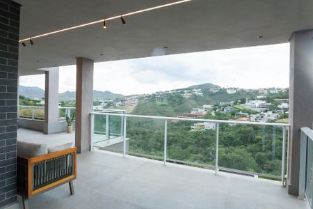 Casa de condomínio à venda com 710m², 5 quartos e 6 vagas Casa de condomínio à venda com 710m², 5 quartos e 6 vagasVaranda da Sala