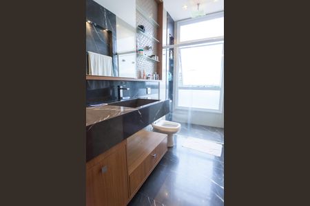 Casa de condomínio à venda com 710m², 5 quartos e 6 vagas Casa de condomínio à venda com 710m², 5 quartos e 6 vagasBanheiro da Suíte 4