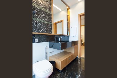 Casa de condomínio à venda com 710m², 5 quartos e 6 vagas Casa de condomínio à venda com 710m², 5 quartos e 6 vagasBanheiro Suíte 3