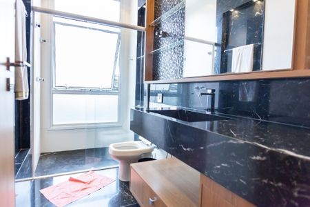 Casa de condomínio à venda com 710m², 5 quartos e 6 vagas Casa de condomínio à venda com 710m², 5 quartos e 6 vagasBanheiro Suíte 3