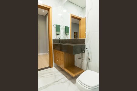 Casa de condomínio à venda com 710m², 5 quartos e 6 vagas Casa de condomínio à venda com 710m², 5 quartos e 6 vagasBanheiro suíte 1