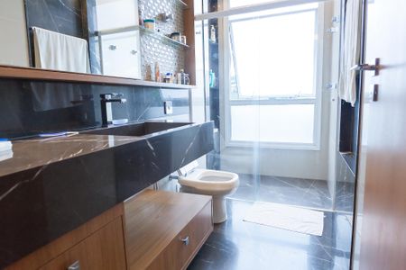 Casa de condomínio à venda com 710m², 5 quartos e 6 vagas Casa de condomínio à venda com 710m², 5 quartos e 6 vagasBanheiro da Suíte 4