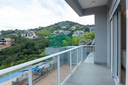 Casa de condomínio à venda com 710m², 5 quartos e 6 vagas Casa de condomínio à venda com 710m², 5 quartos e 6 vagasVaranda suíte 3