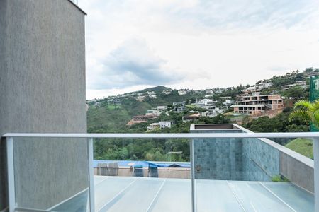 Casa de condomínio à venda com 710m², 5 quartos e 6 vagas Casa de condomínio à venda com 710m², 5 quartos e 6 vagasVaranda suíte 4