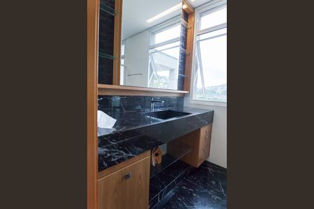 Casa de condomínio à venda com 710m², 5 quartos e 6 vagas Casa de condomínio à venda com 710m², 5 quartos e 6 vagasBanheiro da Suíte 5