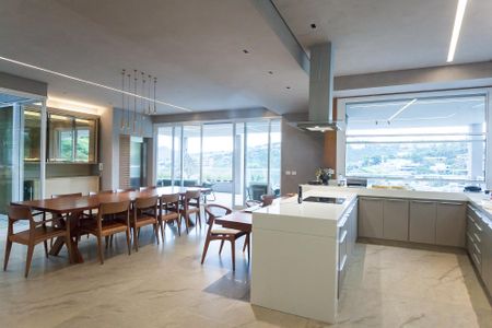 Casa de condomínio à venda com 710m², 5 quartos e 6 vagas Casa de condomínio à venda com 710m², 5 quartos e 6 vagasCozinha