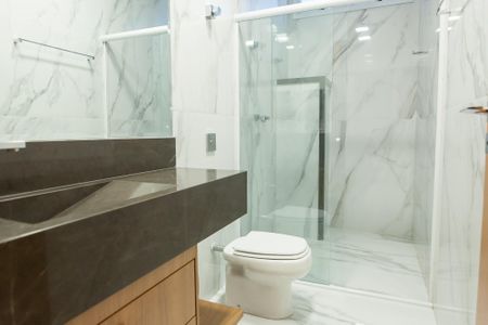 Casa de condomínio à venda com 710m², 5 quartos e 6 vagas Casa de condomínio à venda com 710m², 5 quartos e 6 vagasBanheiro suíte 1