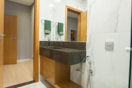 Casa de condomínio à venda com 710m², 5 quartos e 6 vagas Casa de condomínio à venda com 710m², 5 quartos e 6 vagasBanheiro suíte 1