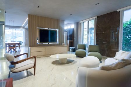 Casa de condomínio à venda com 710m², 5 quartos e 6 vagas Casa de condomínio à venda com 710m², 5 quartos e 6 vagasSala de TV