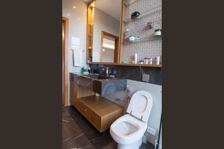 Casa de condomínio à venda com 710m², 5 quartos e 6 vagas Casa de condomínio à venda com 710m², 5 quartos e 6 vagasBanheiro da Suíte 4